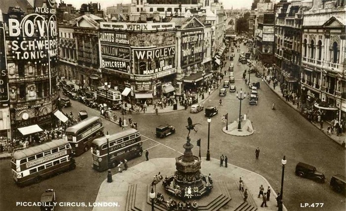 Piccadilly Circus sekitar tahun 1930