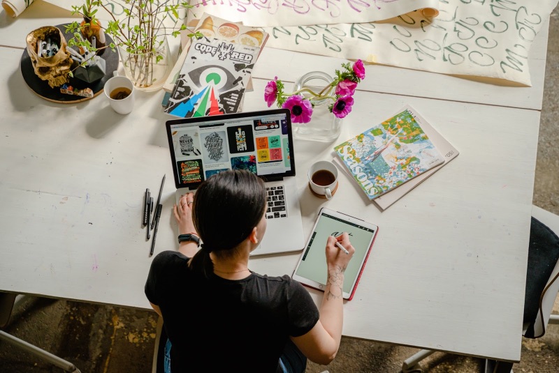 Grafikdesigner, der ein Projekt erstellt