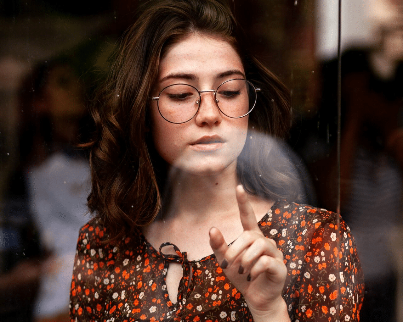 Mädchen, das sich die Entwicklung von Inhalten ansieht