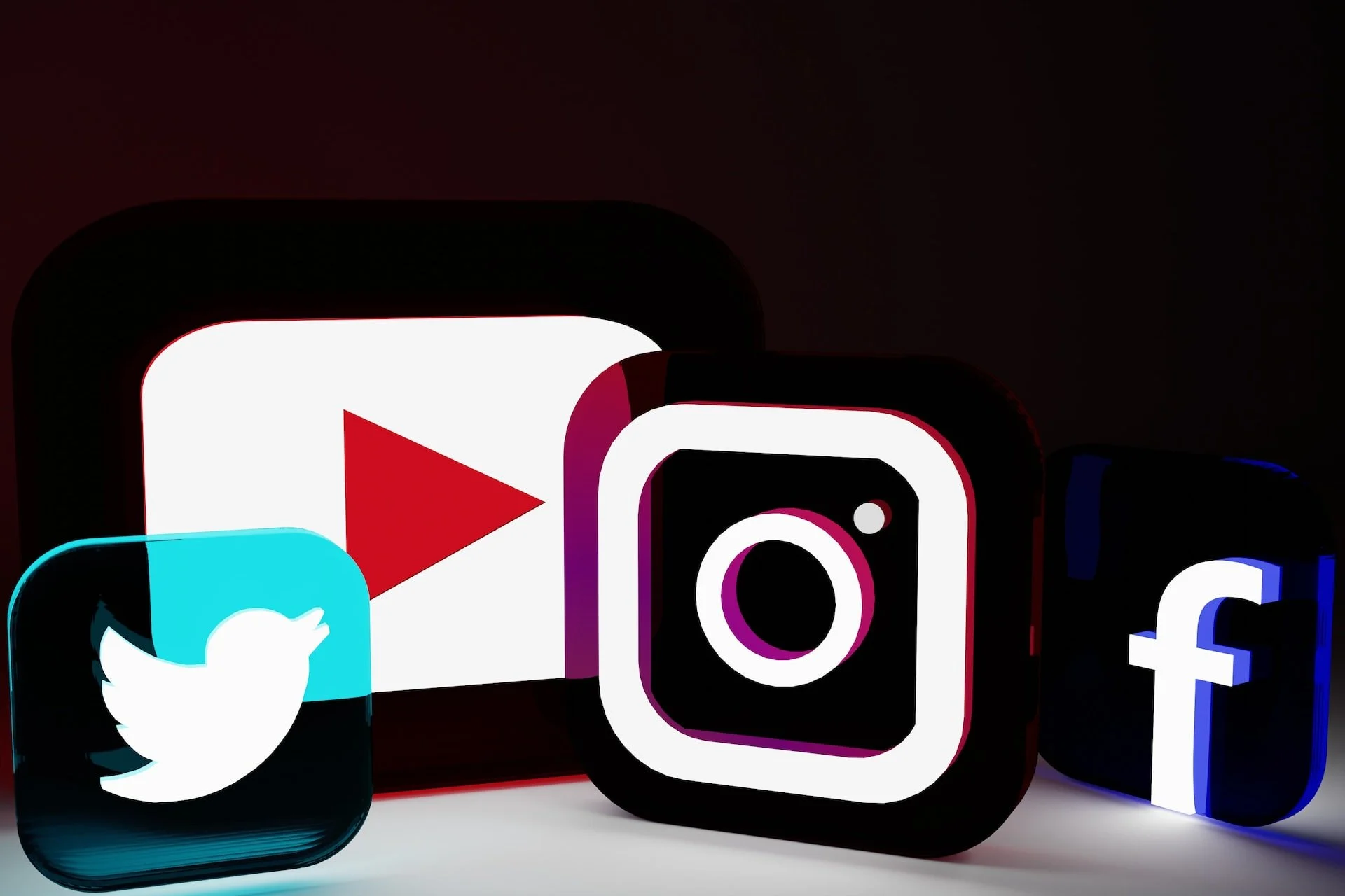 plataformas de mídia social Twitter, YouTube, Instagram e logotipos transparentes e iluminados por neon do Facebook