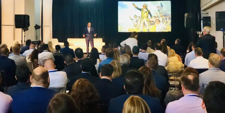 Adrien Nussenbaum hält Eröffnungsrede auf dem Mirakl Summit 2019