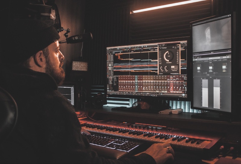 音乐制作人使用 DAW 和键盘创建音频