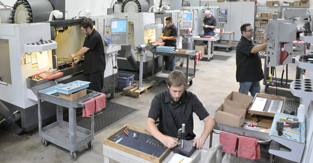 Lavoratori di officine meccaniche a controllo numerico