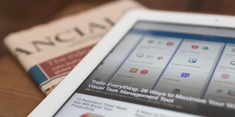 인쇄된 신문과 뉴스 피드가 열려 있는 태블릿