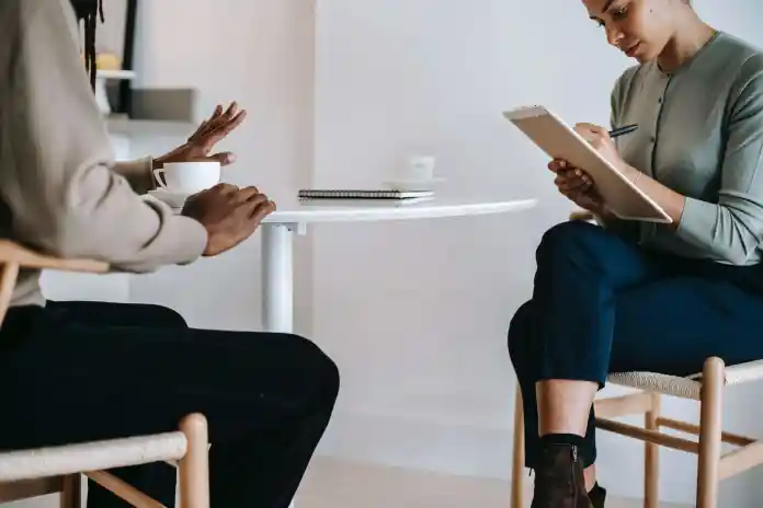 Jak otworzyć konto sprzedawcy amazon po zawieszeniu 2 crop ethnic female consultant talking to client and taking notes