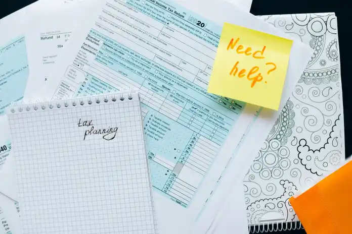 مولدات مدفوعة مجانية - أنشئ قوائم دفع على الفور في عام 2022 1 tax documents on the table