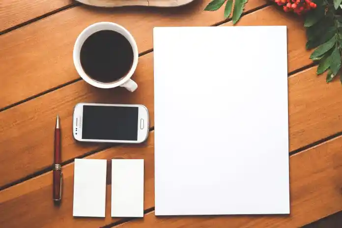مولدات مدفوعة مجانية - أنشئ قوائم دفع على الفور في عام 2022 8 smartphone surrounded with paper pen and cup of americano