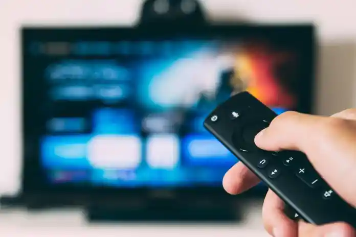 获得免费产品的 10 种可靠方法 4 turned-on flat screen television