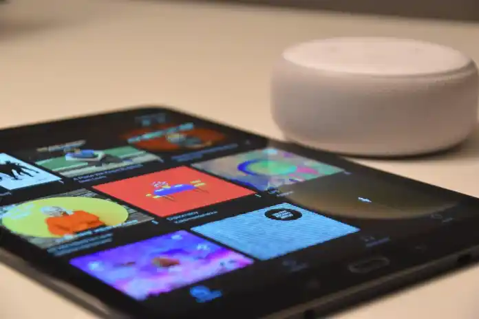 获得免费产品的 10 种可靠方法 2 black tablet computer beside round white portable speaker