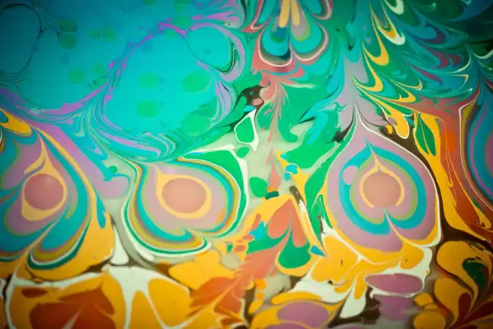 2022 年の Amazon マーケティングに刺激を与えるグラフィックデザインのトップトレンド 5 yellow green and purple abstract painting