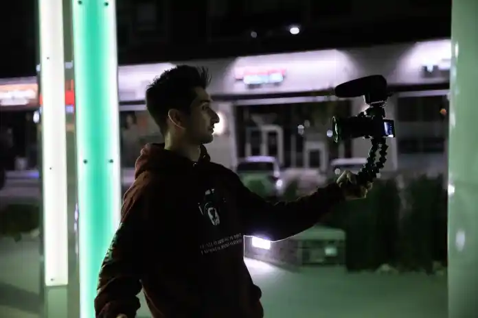 Ideas de nombres de canales de Youtube: más de 500 nombres de canales pegadizos y creativos 7 man using camera during nighttime