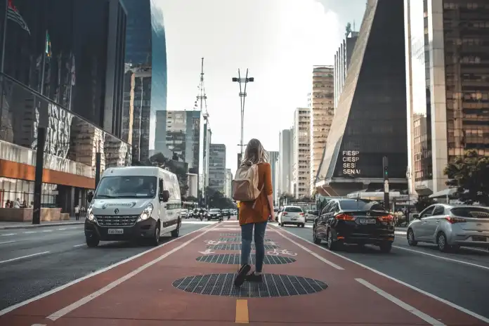 Ideas de nombres de canales de Youtube: más de 500 nombres de canales pegadizos y creativos 4 photography of woman walking in between road with vehicles