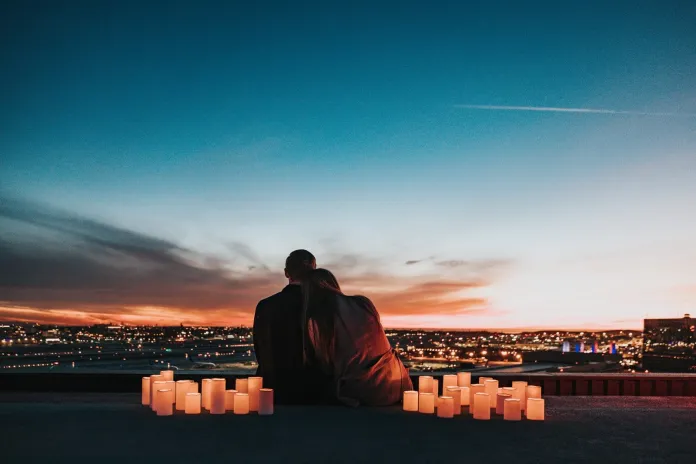Ideas de nombres de canales de Youtube: más de 500 nombres de canales pegadizos y creativos 8 couple sitting on the field facing the city