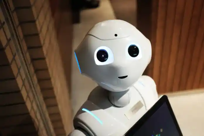 Ideas de nombres de canales de Youtube: más de 500 nombres de canales pegadizos y creativos 3 white robot near brown wall