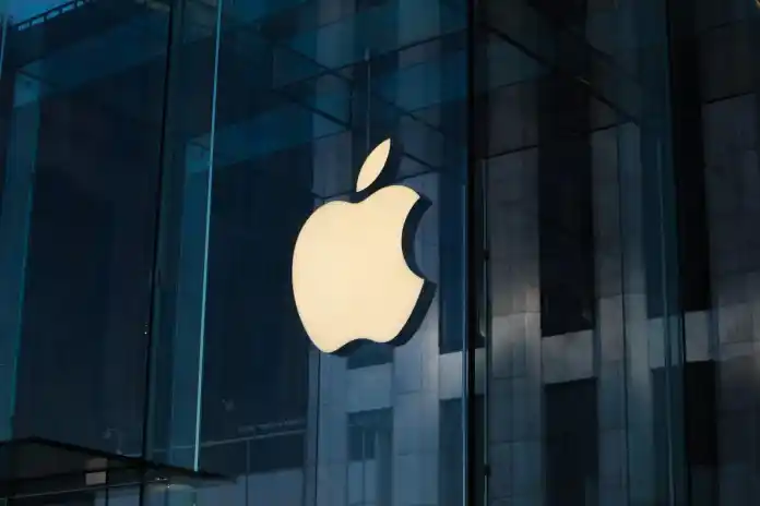 Jak wykorzystać projekt graficzny do rozwoju firmy w 2022 roku 1 apple logo on glass window