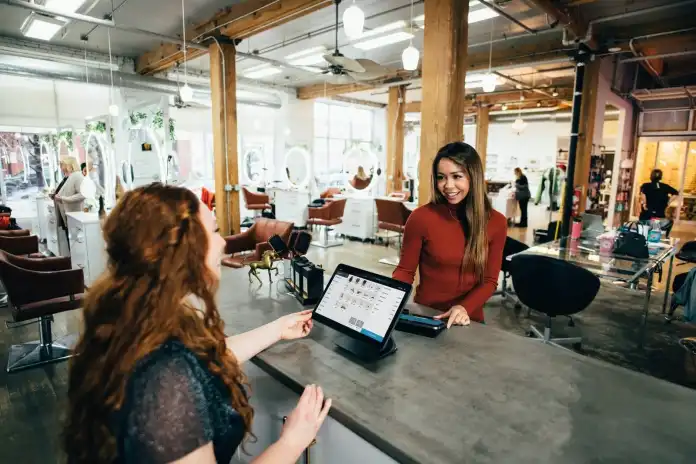 Un design grafic mai bun poate crește vertiginos vânzările de comerț electronic în 2022 3 two women near tables