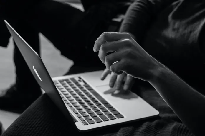 Ultimative E-Mail-Marketing-Benchmarks für 2022: nach Branche und Tag 4 grayscale photo of person using MacBook
