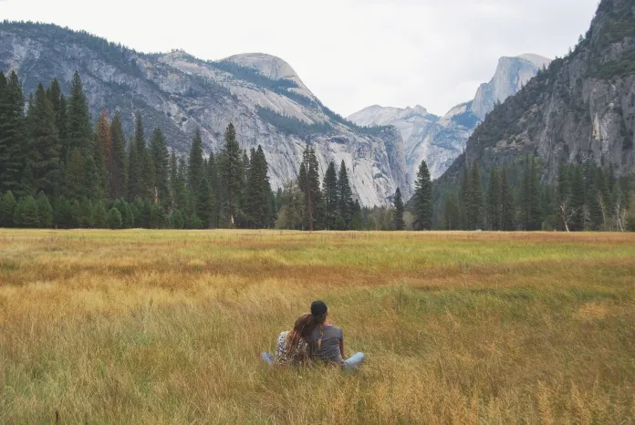 Oltre 450 migliori foto e selfie di didascalie di Instagram nel 2022 10 two person sitting on grass field