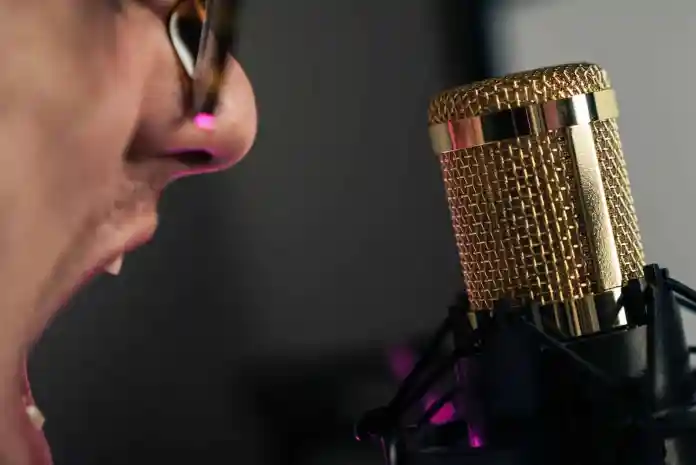 Cara memulai podcast dalam langkah sederhana & menghasilkan uang pada tahun 2022 3 woman in black shirt holding microphone