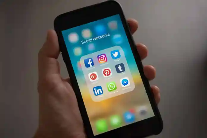 Che cos'è la vendita al dettaglio omnicanale? Costruisci la tua strategia di vendita al dettaglio omnicanale nel 2022 3 Social media platforms