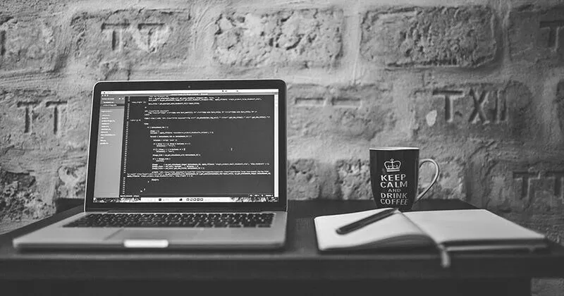 Code HTML et données structurées affichés sur un ordinateur portable.