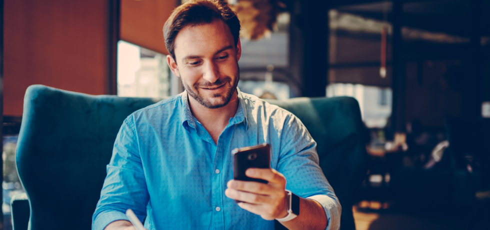 Un uomo che legge un messaggio di testo
