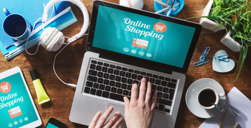 fare acquisti online con il laptop