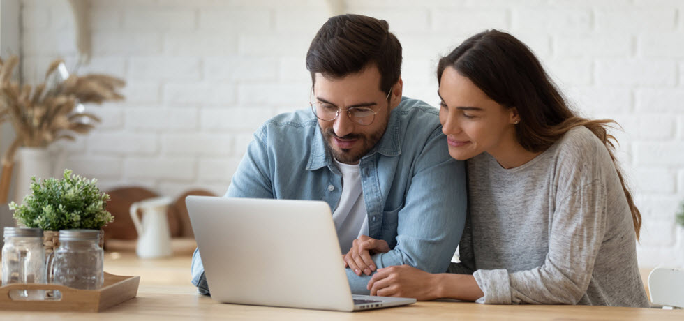 pareja joven navegando por tiendas web