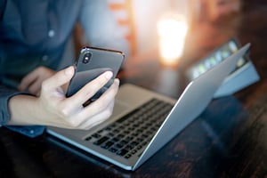bigstock-homme-main-tenant-smartphone--279655054