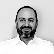 İçerik Oluşturma/Pazarlama Uzmanı: David Farkas