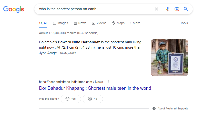 Zrzut ekranu przedstawiający pytanie o najkrótszą osobę w wyszukiwarce Google