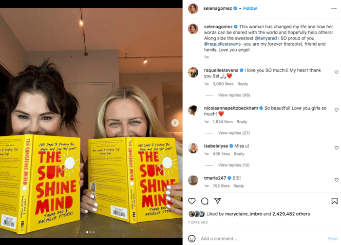 foto de selena gomez con raquel stevens y su nuevo libro