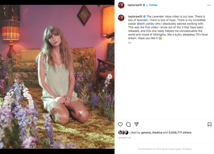 Foto de Taylor Swift posando para el nuevo video musical de Lavender Haze
