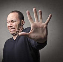 homme disant arrête de m'envoyer des e-mails