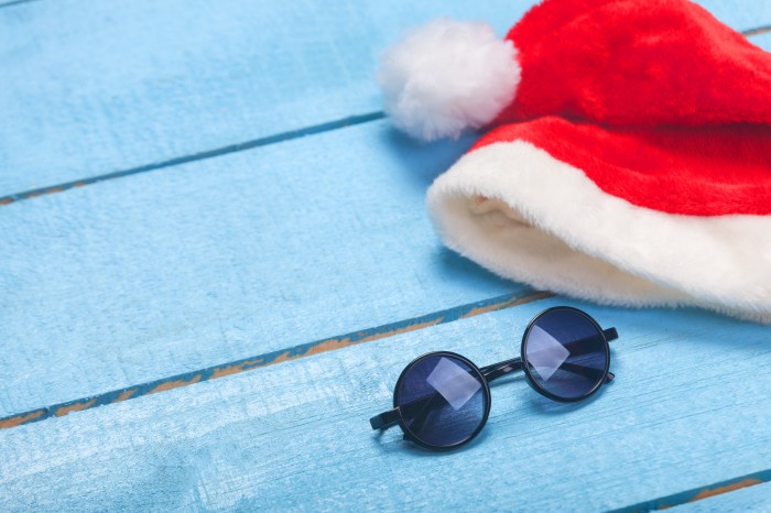 topi santa plus kacamata hitam