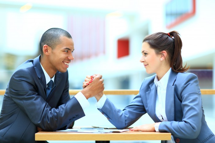 Couple d'affaires bras de fer au bureau