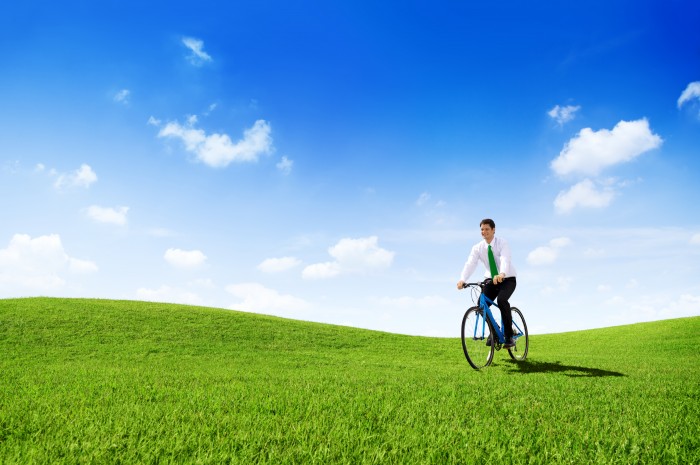 Concept vert homme d'affaires faisant du vélo à vélo à l'extérieur