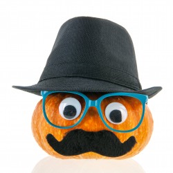 Citrouille drôle avec visage et chapeau