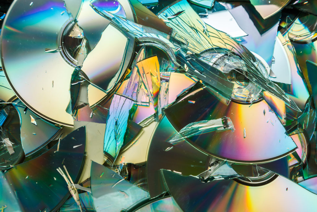 數據破壞：一堆破損的 CD 和 DVD 磁盤