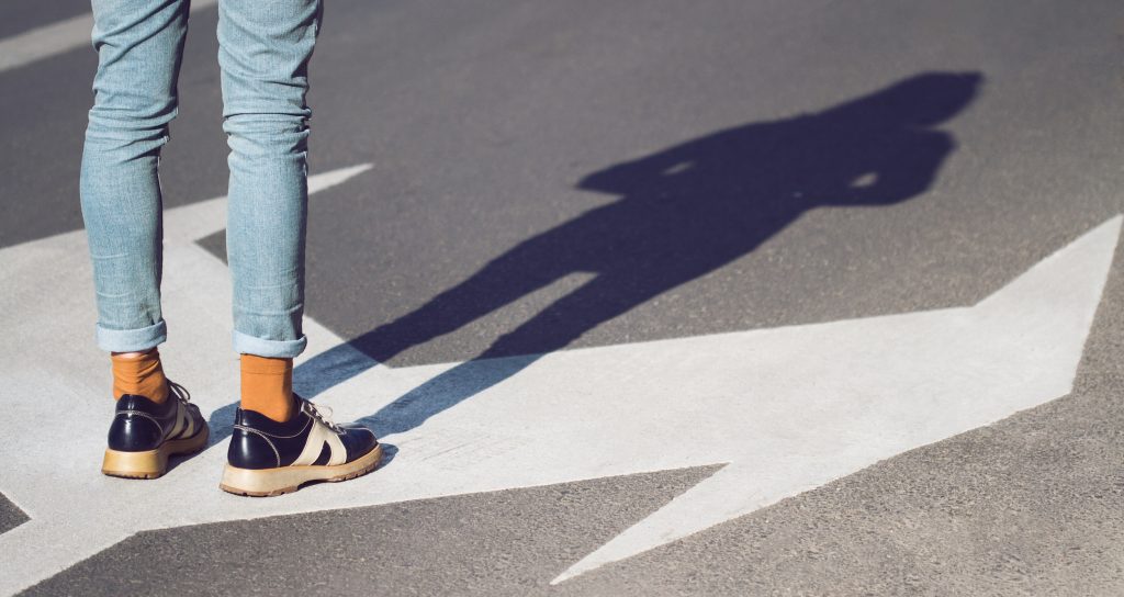 一个女人决定她的道路的装饰性博客图像