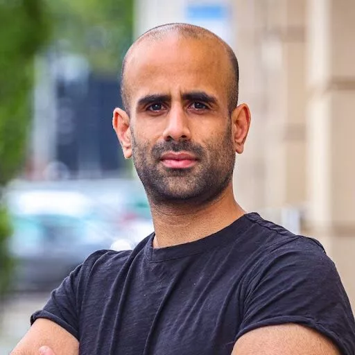 Rockstar Pazarlama CEO'su Ravi Davda. Dijital pazarlama trendleri: Sesli arama.