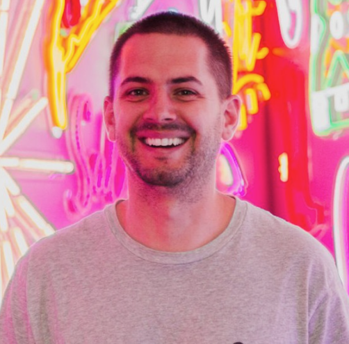 Jake Munday, Custom Neon'un Kurucu Ortağı ve CEO'su. Dijital pazarlama trendleri: AI ve otomasyonlar.