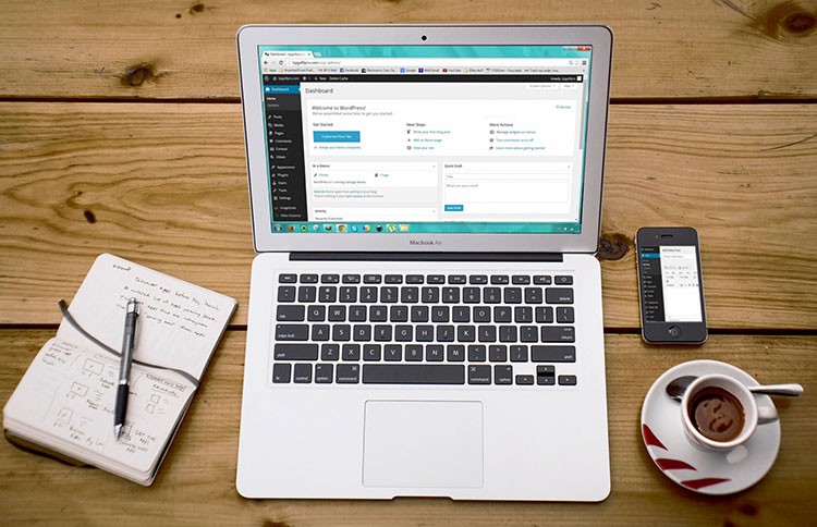 Un ordinateur portable sur un bureau avec WordPress ouvert