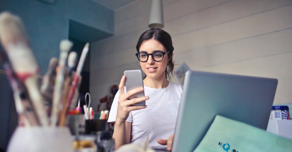 femme discutant avec des prospects
