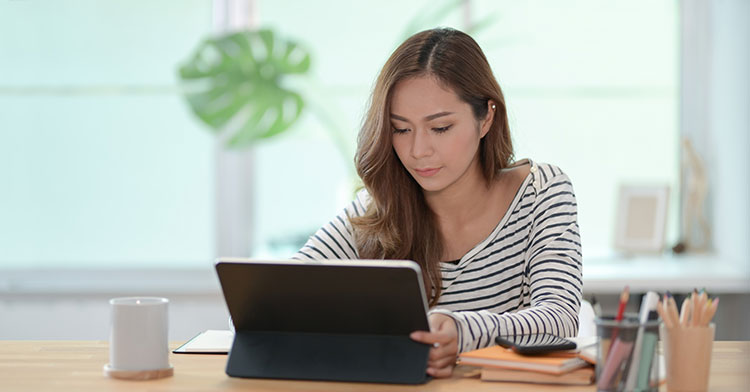 Personne envoyant un e-mail sur une tablette