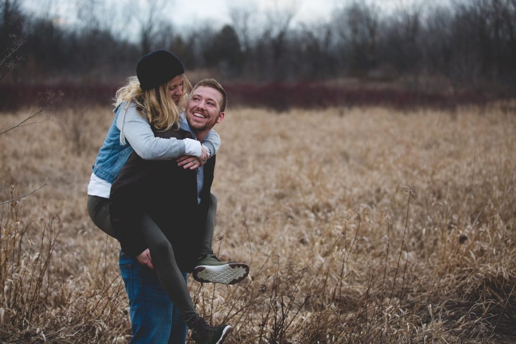 Un homme donnant à une femme un tour de ferroutage titres clickbait