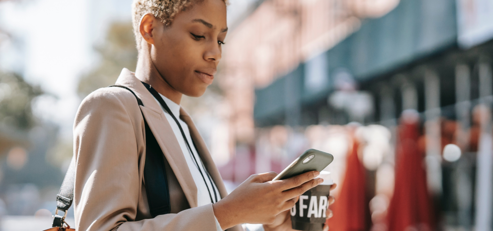 Frau schreibt SMS – steigern Sie den Umsatz per SMS