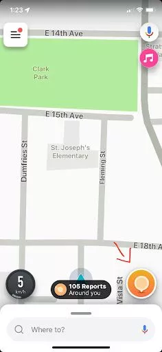 Écran de la carte d'accueil de la carte Waze avec une flèche pointant vers le menu Rapports en bas à droite sur laquelle vous pouvez cliquer pour répertorier une entreprise Waze.