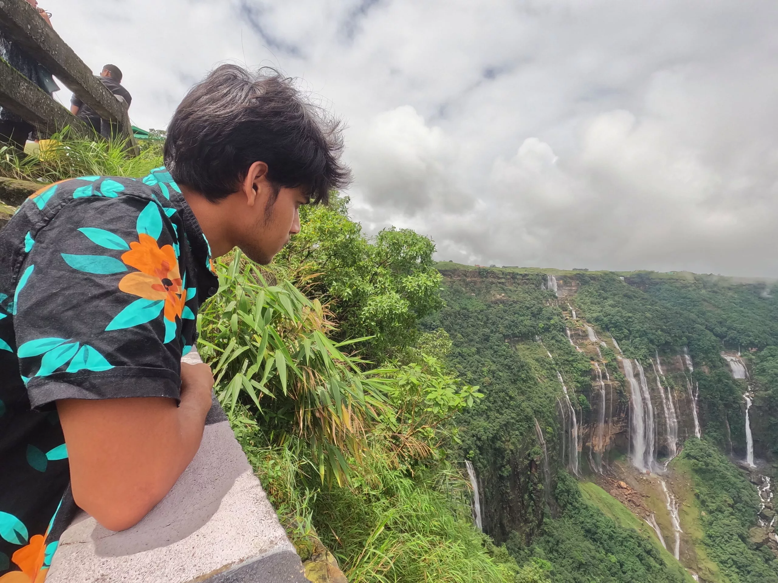 Inu Etc dans la cascade des Sept Sœurs, Nohsngithiang, Cherrapunji, Meghalaya-min