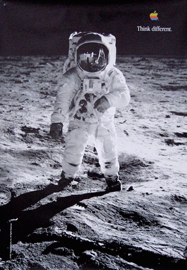 fotografi iklan pendaratan di bulan
